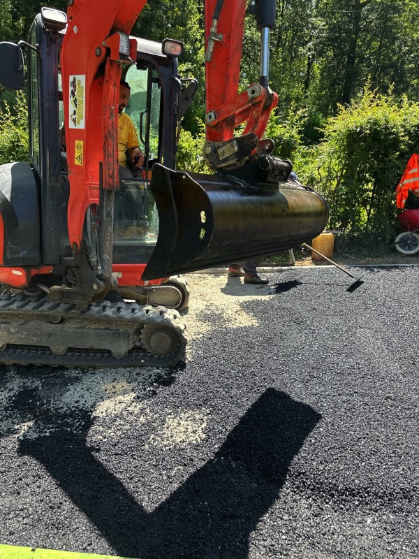 pose Enrobé à chaud et goudronnée un accès de maison à aureville Toulouse 