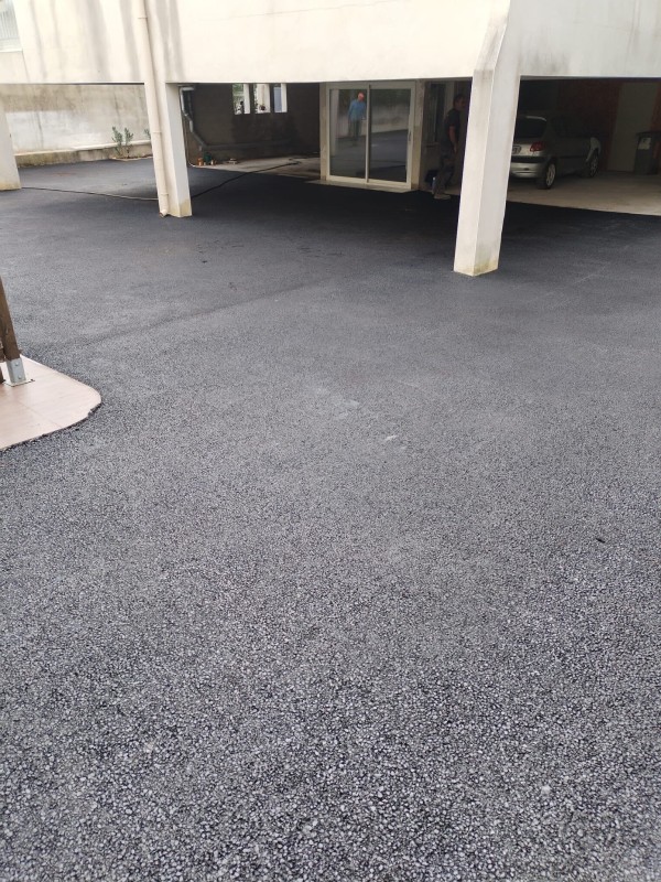 pose enrobé à chaud et goudronner un parking à saint gely de fesc 34