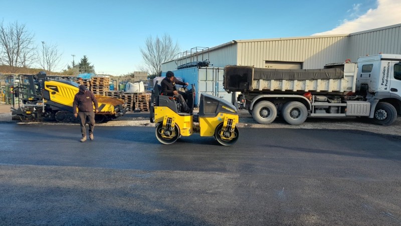 pose enrobés à chaud sur un parking à Sète