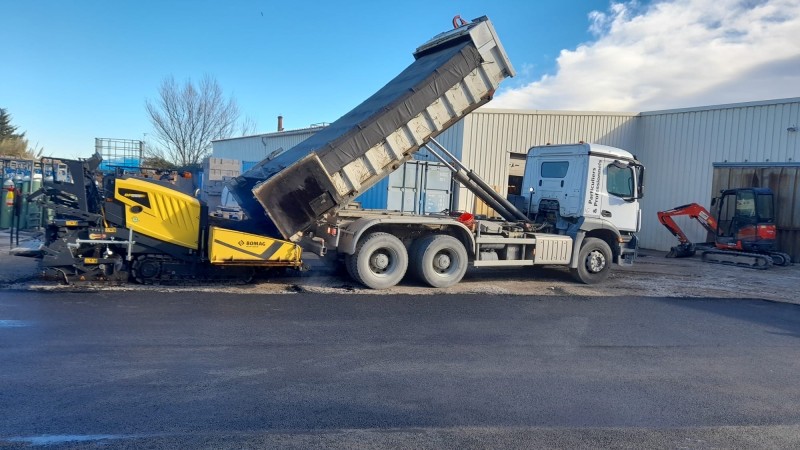 pose enrobés à chaud sur un parking à Sète