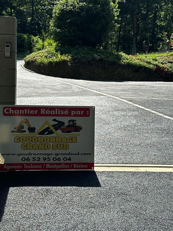 pose Enrobé à chaud et goudronnée un accès de maison à aureville Toulouse 