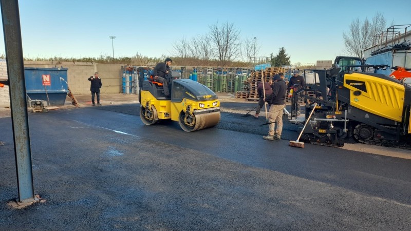pose enrobés à chaud sur un parking à Sète