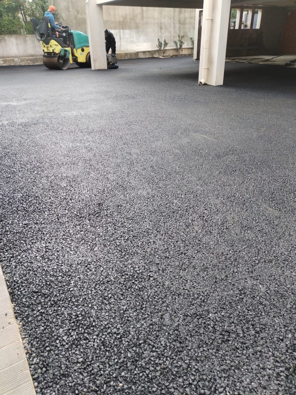 pose enrobé à chaud et goudronner un parking à saint gely de fesc 34