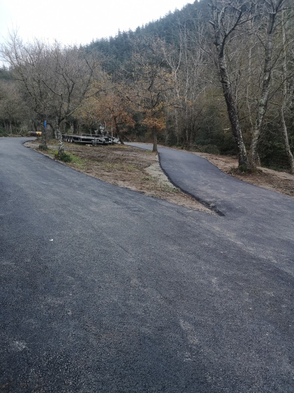 Enrobés à chaud goudronner un chemin d'accés d'une maison  à boisset 34