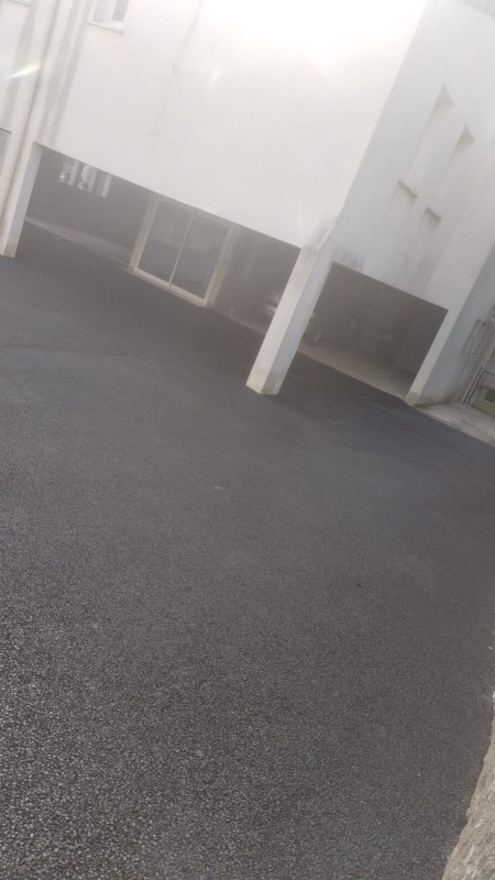 pose enrobé à chaud et goudronner un parking à saint gely de fesc 34