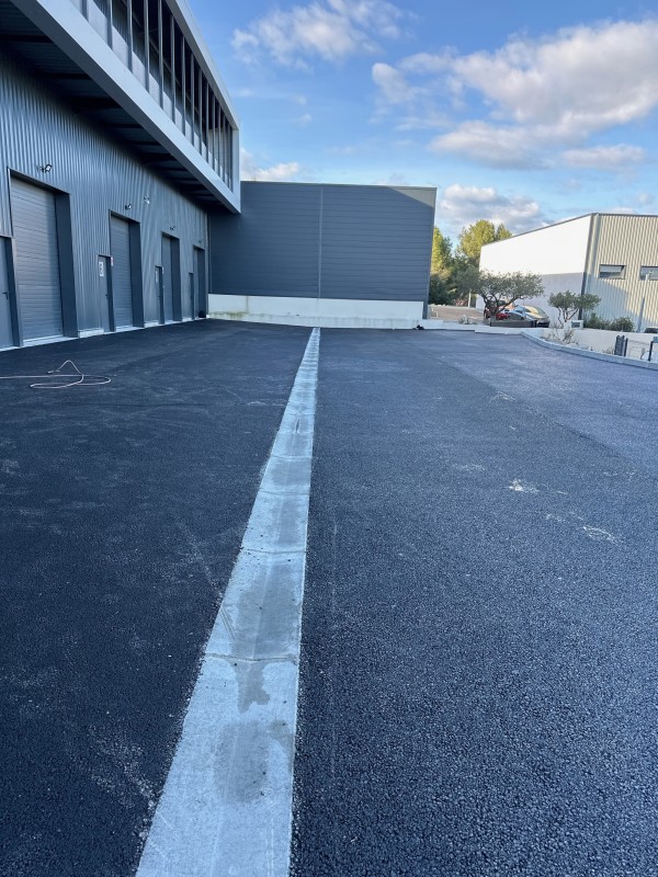 pose enrobé à chaud et goudronner un parking à l’extérieur d’un dépôt à VERGÈZE 30