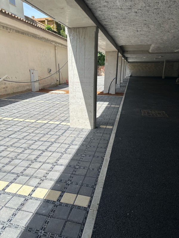 pose de pavés béton bloxx pour un parking perméable à Agde 34300