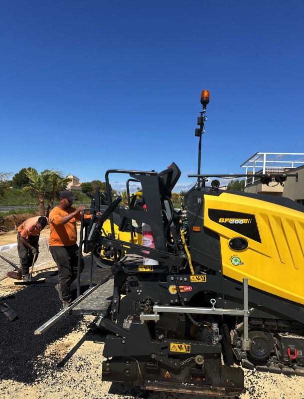 pose Enrobé à chaud sur un parking chez un professionnel 