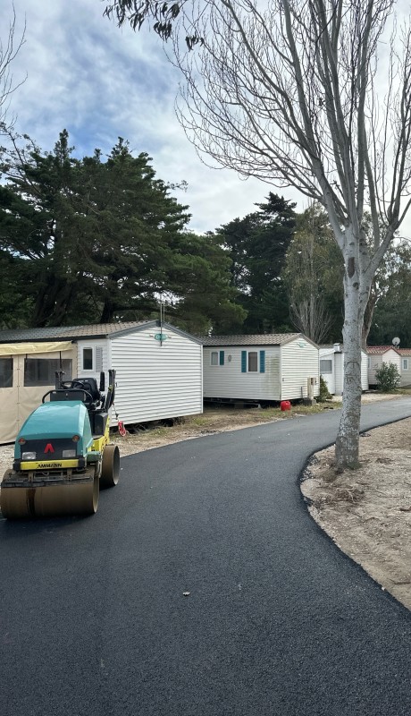 pose enrobé à chaud et goudronnée des allées d’accès dans un camping à proximité de Perpignan 66
