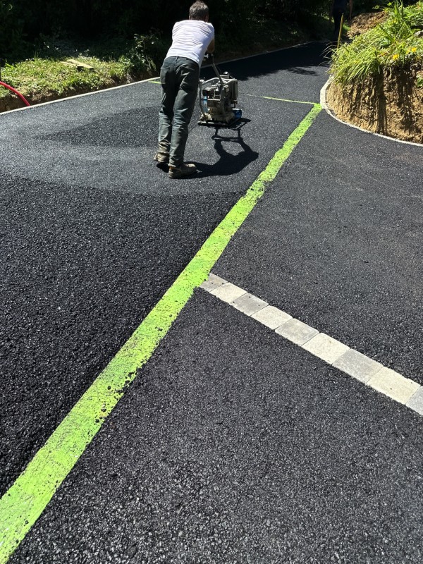 pose Enrobé à chaud et goudronnée un accès de maison à aureville Toulouse 