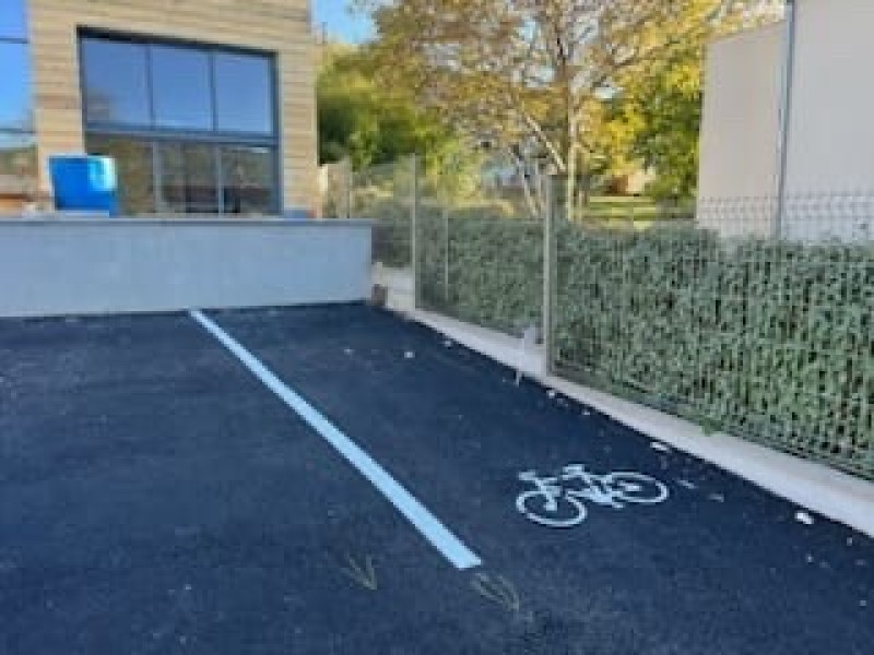 Préparation d’un chantier pour une pose d’enrobé à chaud et goudronnée une parking de maison dans le quartier vieille Toulouse