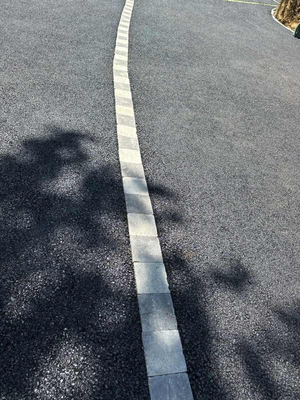 pose Enrobé à chaud et goudronnée un accès de maison à aureville Toulouse 