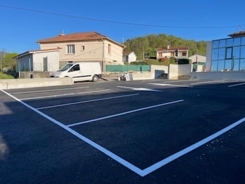 Préparation d’un chantier pour une pose d’enrobé à chaud et goudronnée une parking de maison dans le quartier vieille Toulouse