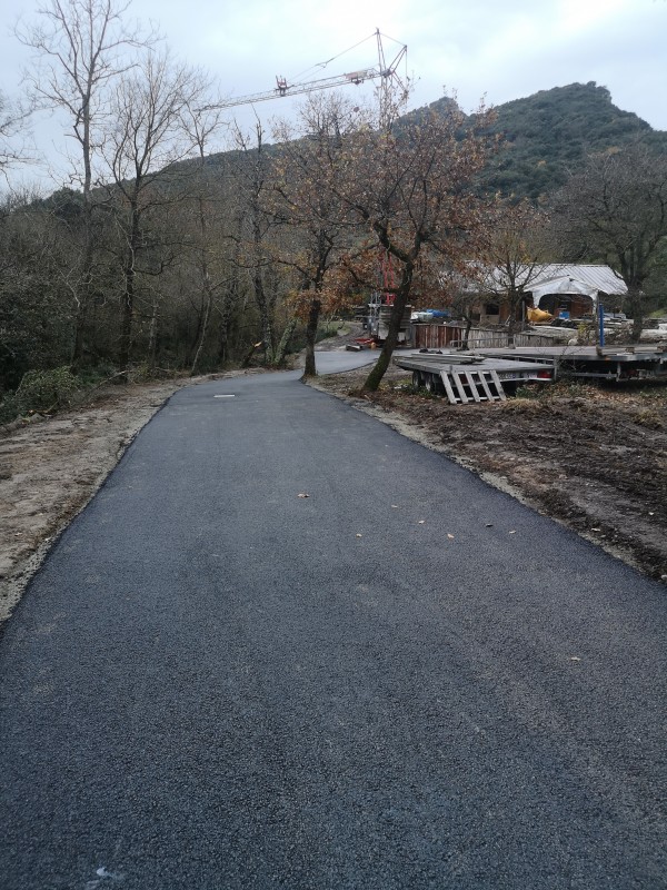 Enrobés à chaud goudronner un chemin d'accés d'une maison  à boisset 34