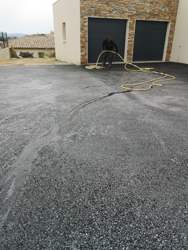 Pose d'enrobé à chaud et goudronner un accès de garage sur St Félix de lodez 34 avec les pentes direct dans le pluvial demandez un devis, qualité prix garantie 