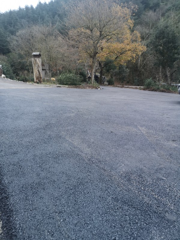 Enrobés à chaud goudronner un chemin d'accés d'une maison  à boisset 34
