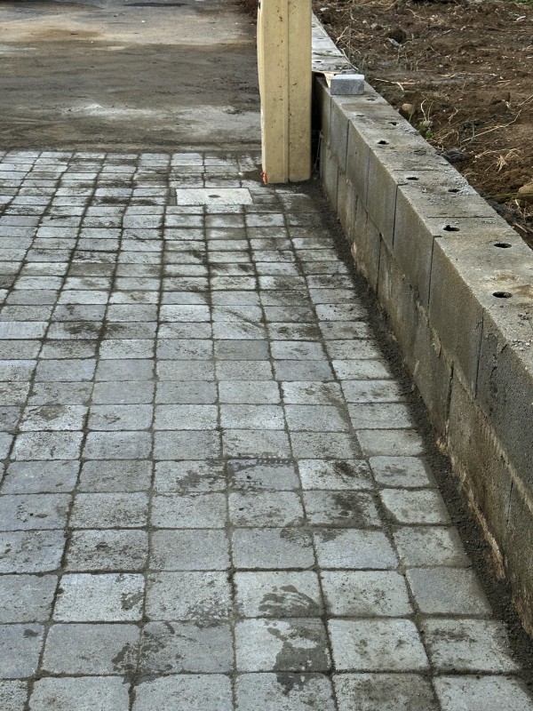 pose Enrobé à chaud avec des pavés gris à Gragnague 31380