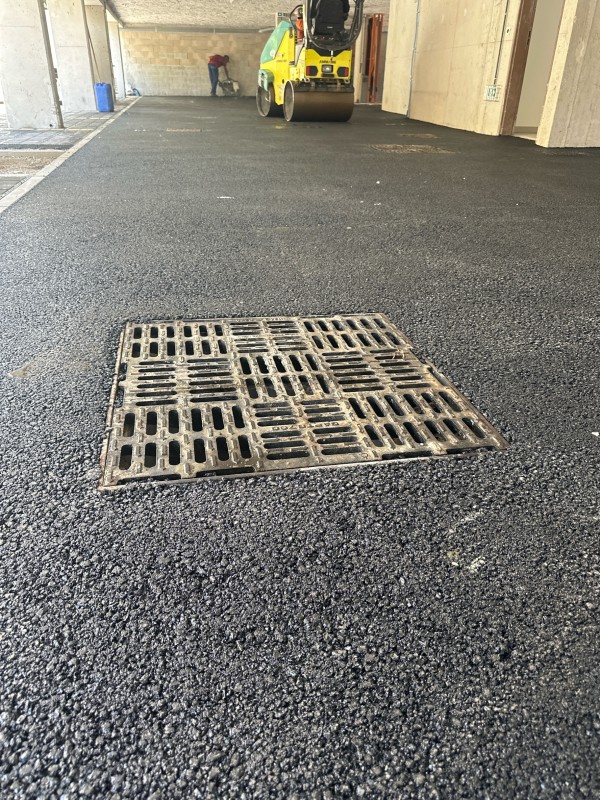 pose enrobé à chaud et goudronner un parking dans un sous-sol à Agde 34300