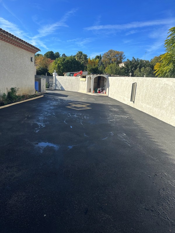 Création d'accès extérieur pour maison avec revêtement sol enrobés à chaud à Béziers