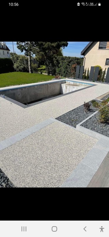 pose béton désactivé autour d’un piscine à proximité de Montpellier 