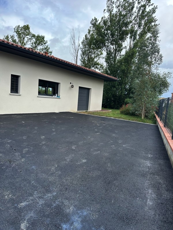 pose Enrobé à chaud avec des pavés gris à Gragnague 31380