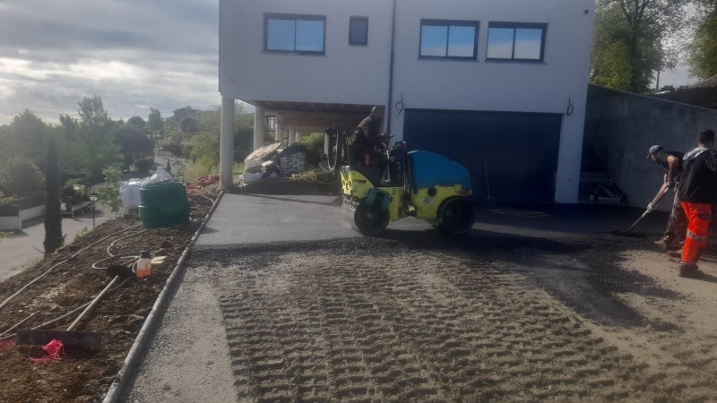 Rénovation d'une allée de maison avec terrassement, viabilisation réseau et pose de revêtement sol à Béziers