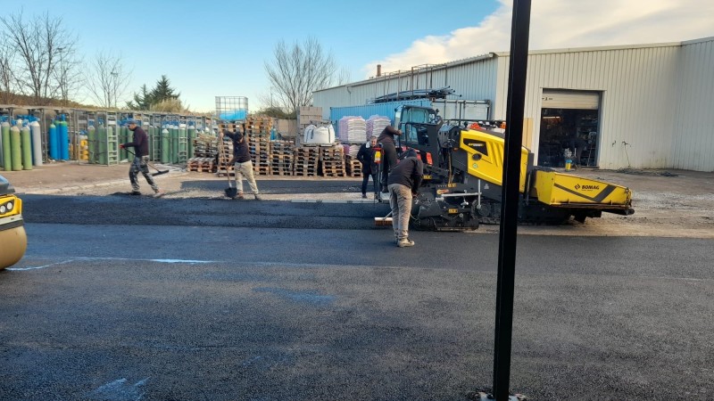pose enrobés à chaud sur un parking à Sète