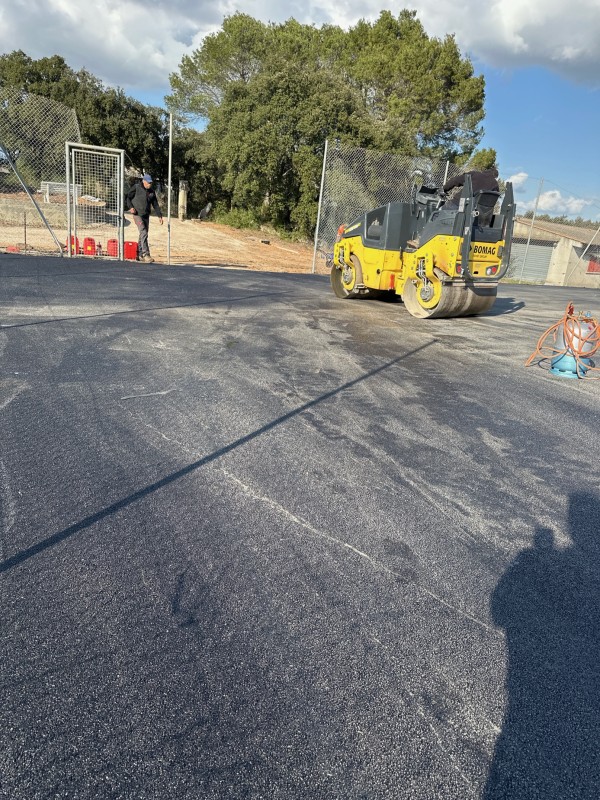 pose enrobé à chaud sur un terrain de tennis à Nimes 30 