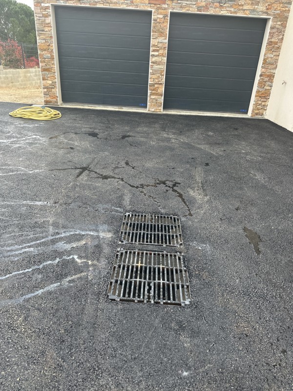 Pose d'enrobé à chaud et goudronner un accès de garage sur St Félix de lodez 34 avec les pentes direct dans le pluvial demandez un devis, qualité prix garantie 
