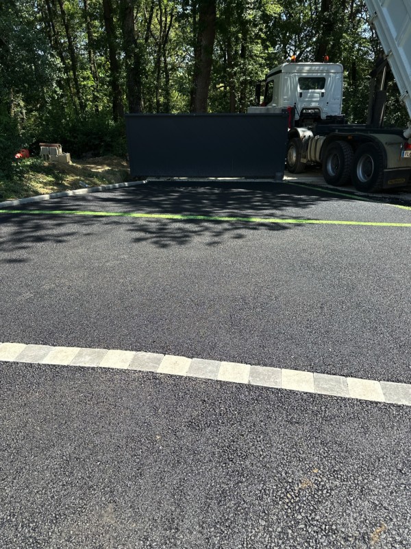 pose Enrobé à chaud et goudronnée un accès de maison à aureville Toulouse 