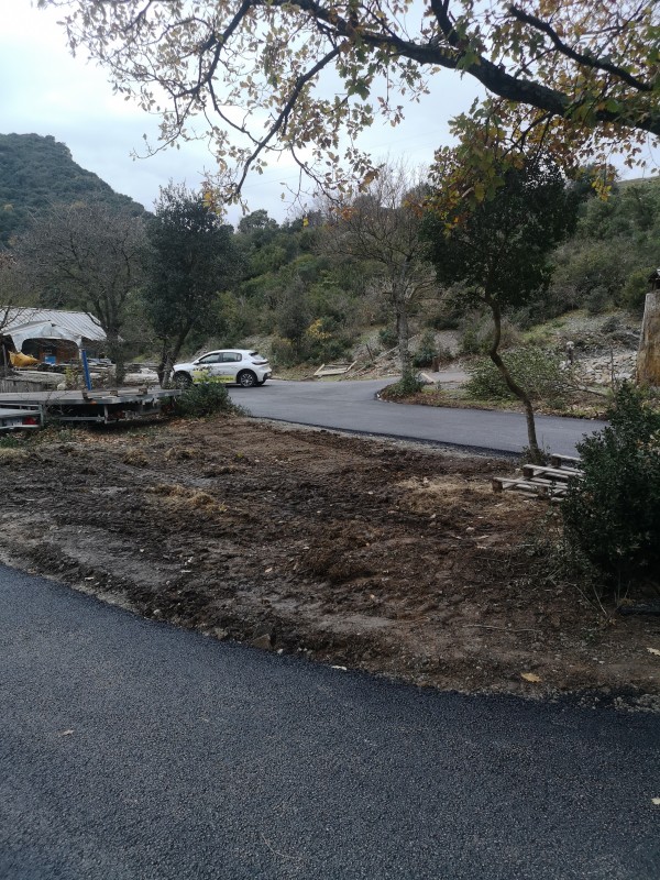Enrobés à chaud goudronner un chemin d'accés d'une maison  à boisset 34