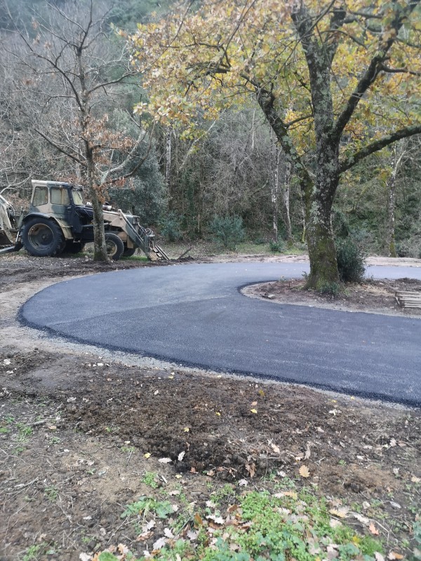 Enrobés à chaud goudronner un chemin d'accés d'une maison  à boisset 34