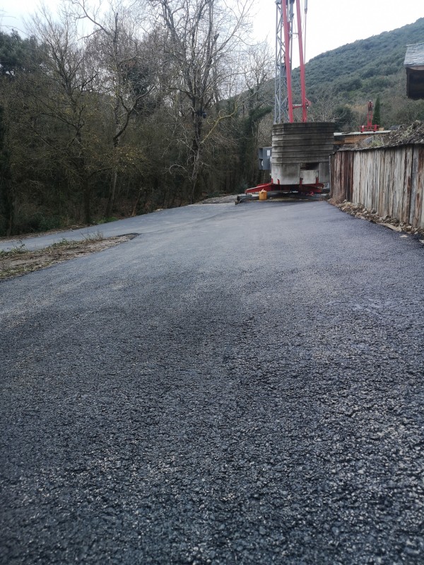 Enrobés à chaud goudronner un chemin d'accés d'une maison  à boisset 34