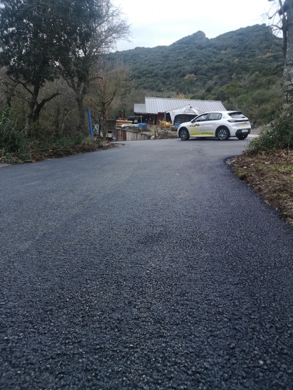 Enrobés à chaud goudronner un chemin d'accés d'une maison  à boisset 34
