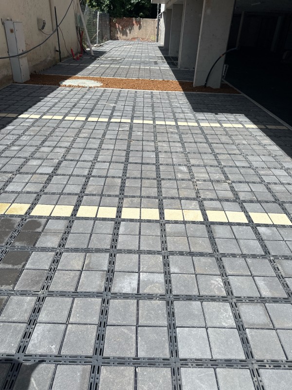 pose de pavés béton bloxx pour un parking perméable à Agde 34300