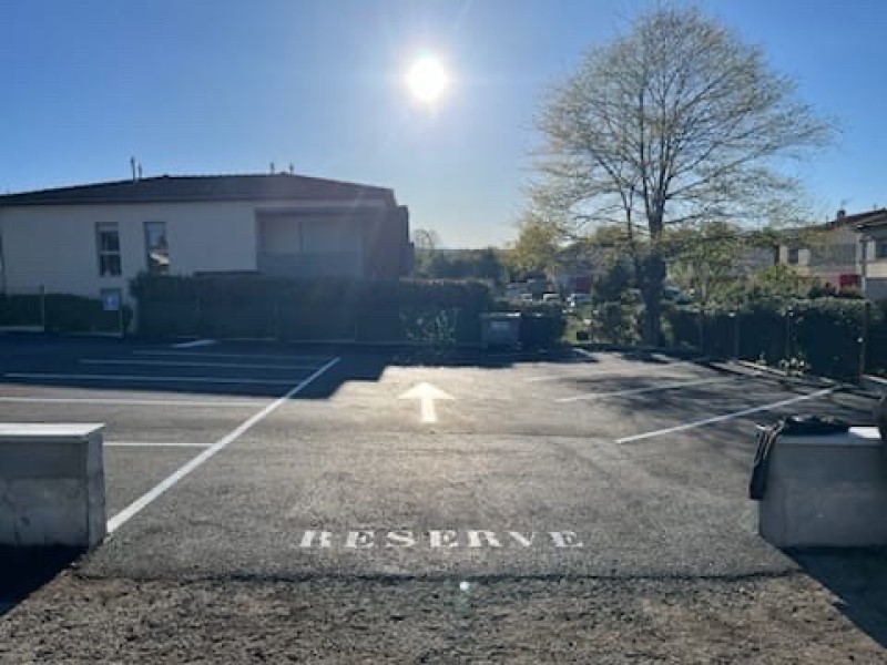 Préparation d’un chantier pour une pose d’enrobé à chaud et goudronnée une parking de maison dans le quartier vieille Toulouse