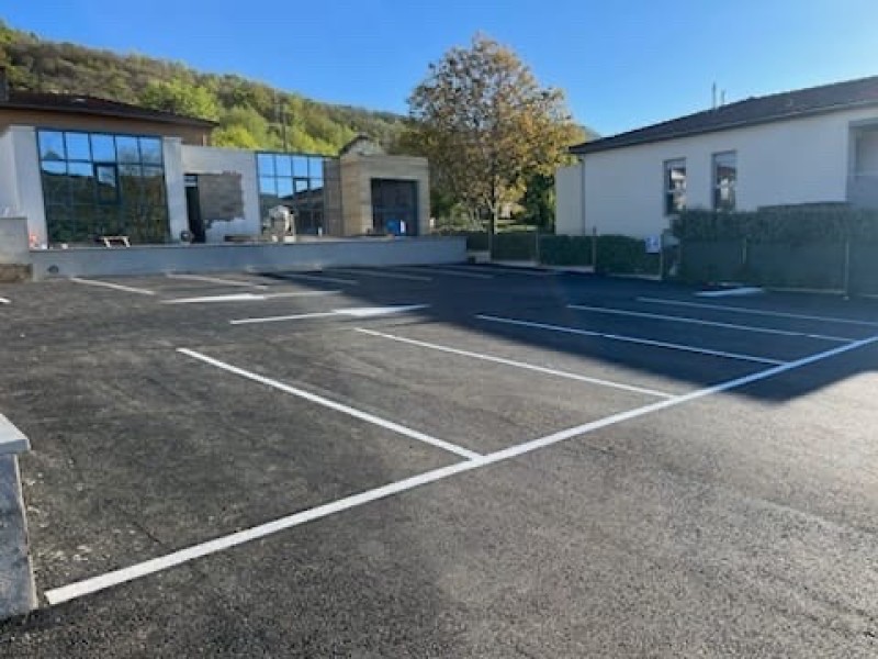 Préparation d’un chantier pour une pose d’enrobé à chaud et goudronnée une parking de maison dans le quartier vieille Toulouse