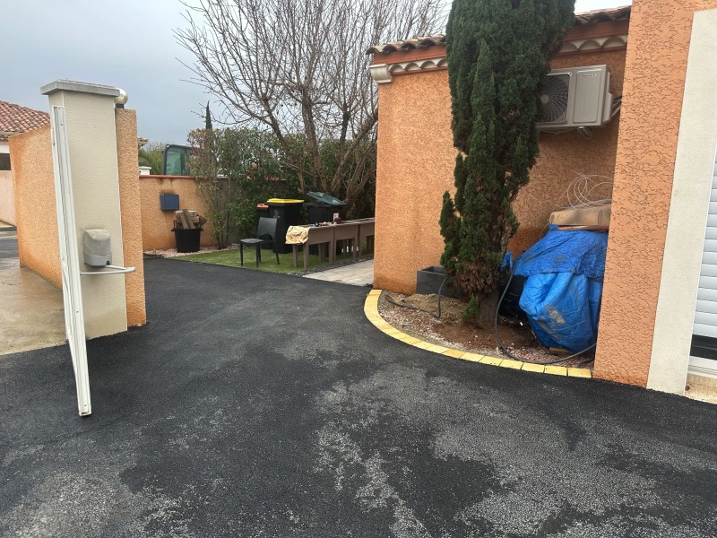 Création d'accès extérieur pour maison avec revêtement sol enrobés à chaud à Béziers