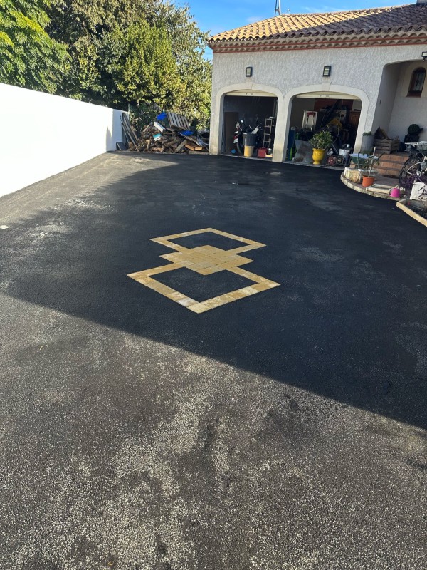 Création d'accès extérieur pour maison avec revêtement sol enrobés à chaud à Béziers