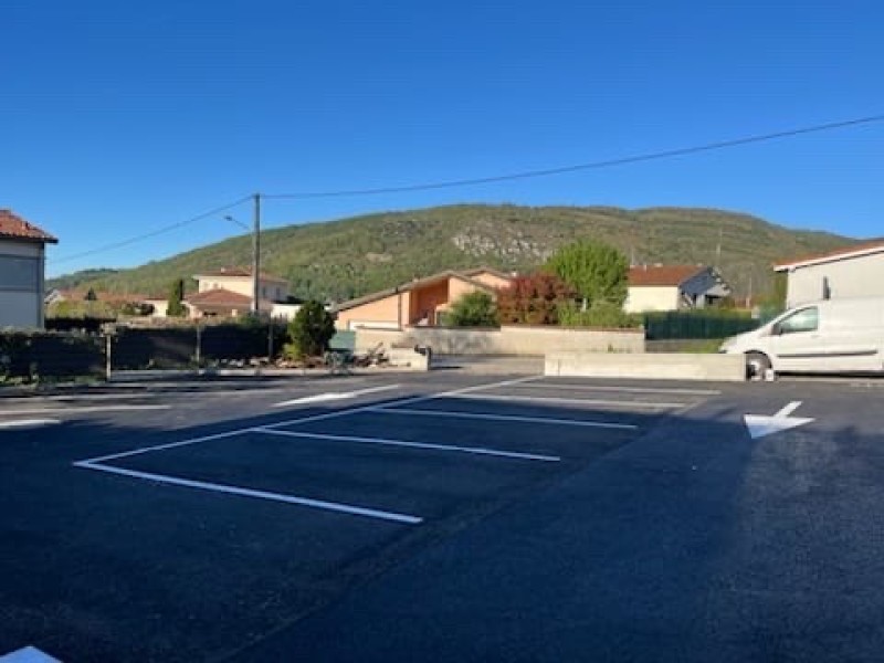 Préparation d’un chantier pour une pose d’enrobé à chaud et goudronnée une parking de maison dans le quartier vieille Toulouse
