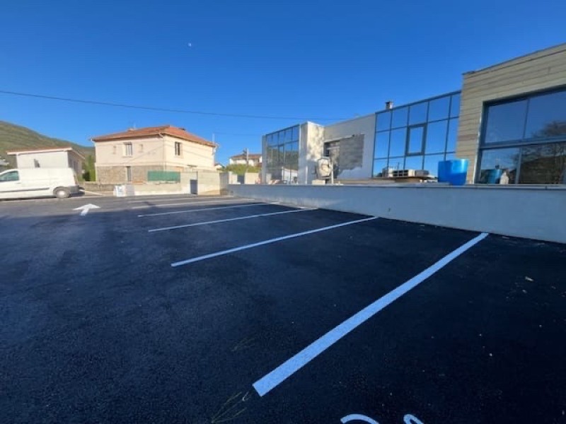 Préparation d’un chantier pour une pose d’enrobé à chaud et goudronnée une parking de maison dans le quartier vieille Toulouse