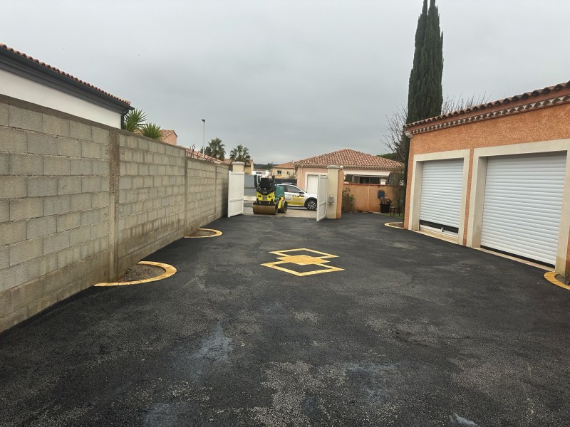 Création d'accès extérieur pour maison avec revêtement sol enrobés à chaud à Béziers