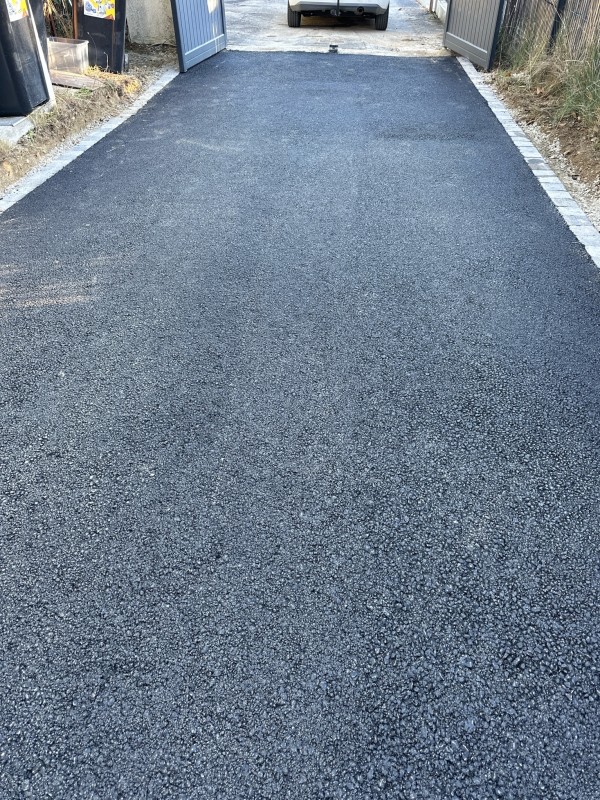 pose enrobé à chaud et goudronner une allée chez un particulier à saint clément de rivière 