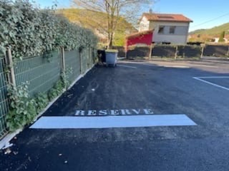 Préparation d’un chantier pour une pose d’enrobé à chaud et goudronnée une parking de maison dans le quartier vieille Toulouse