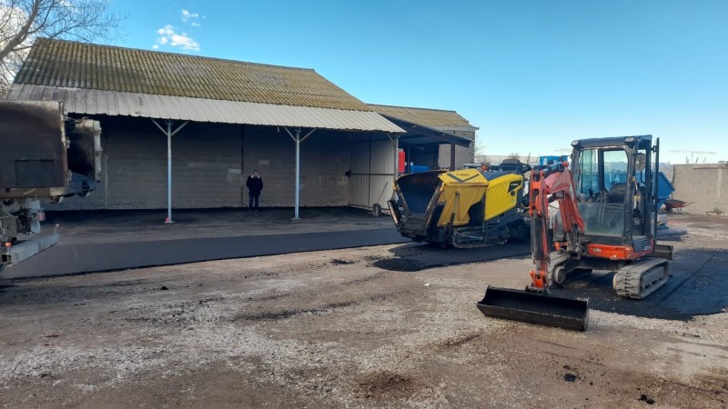 pose enrobés à chaud sur un parking à Sète