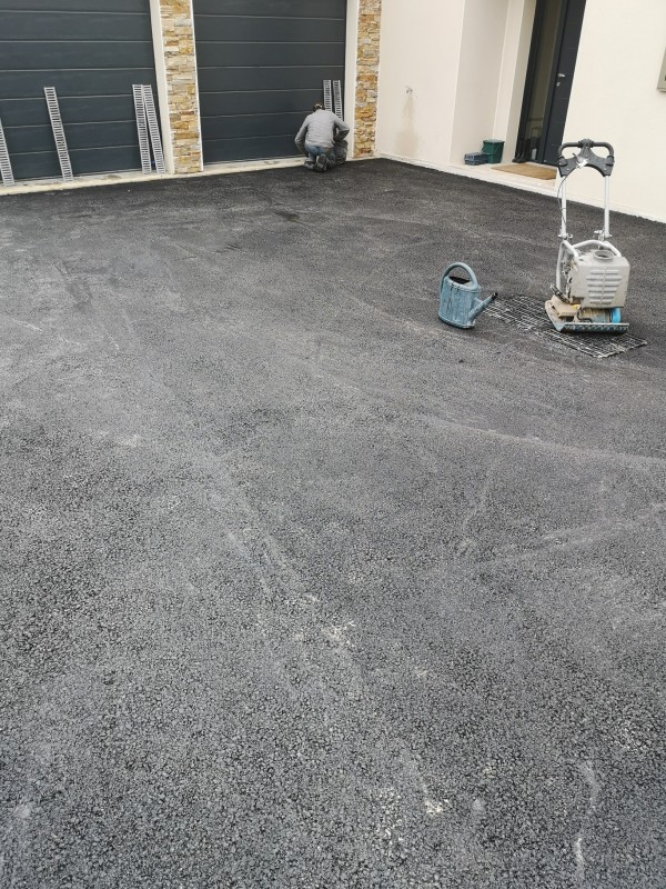Pose d'enrobé à chaud et goudronner un accès de garage sur St Félix de lodez 34 avec les pentes direct dans le pluvial demandez un devis, qualité prix garantie 