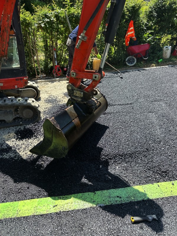 pose Enrobé à chaud et goudronnée un accès de maison à aureville Toulouse 