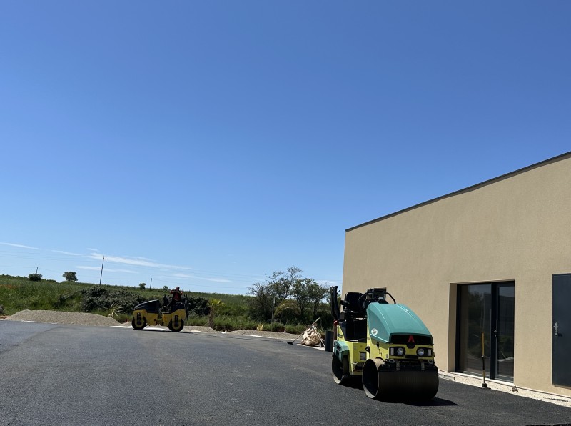 pose Enrobé à chaud sur un parking chez un professionnel 