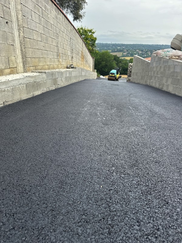 pose enrobé à chaud et goudronnée une allée de maison à GOYRANS TOULOUSE 31