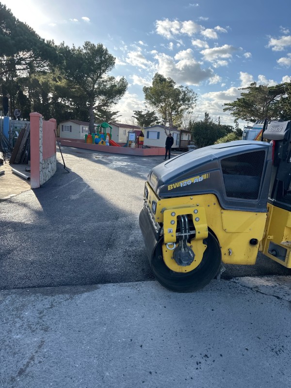goudronnée des allées de camping et pose enrobé à chaud à barcarès à côté de Perpignan 66